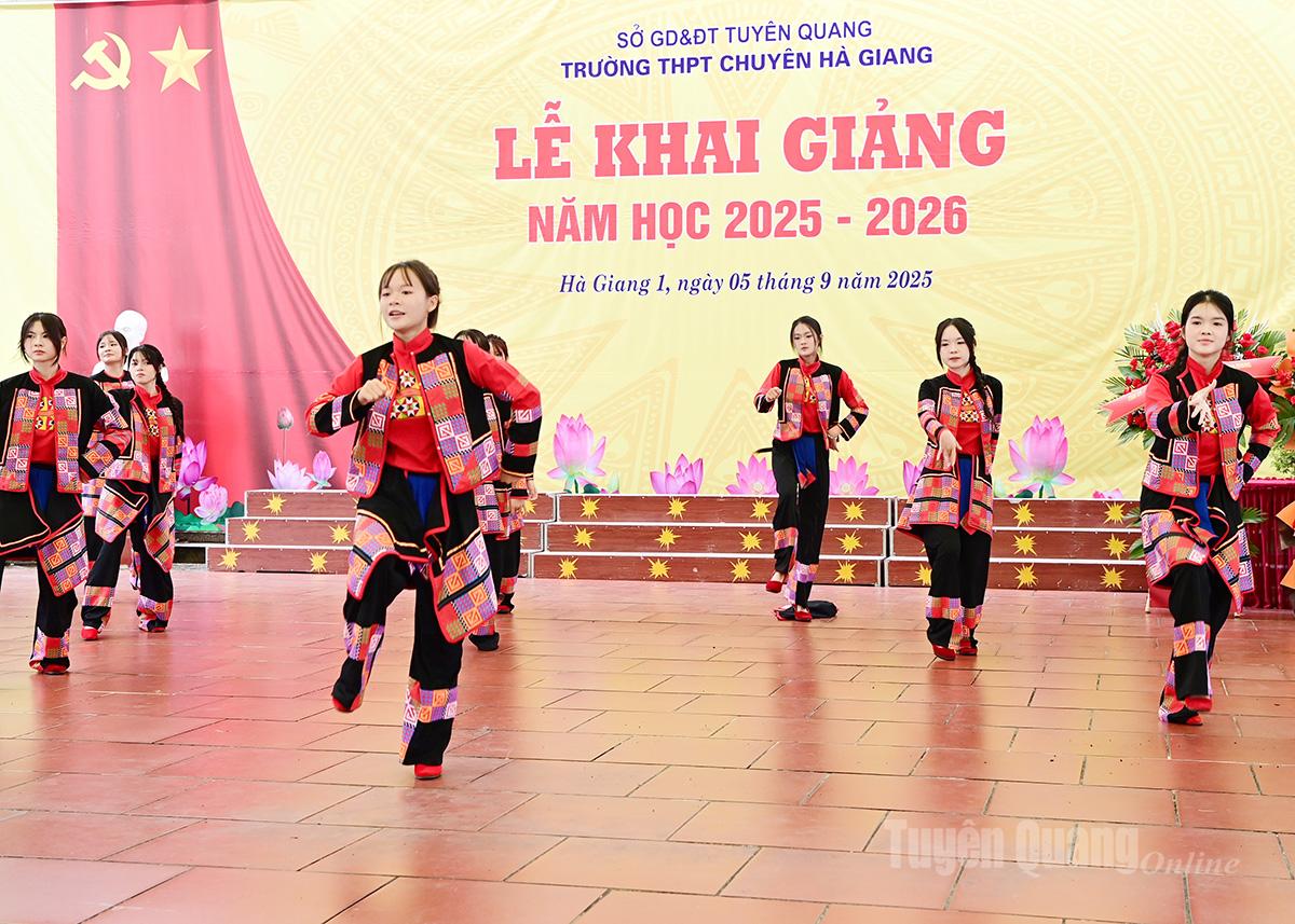 ការសម្តែងសិល្បៈក្នុងពិធីសម្ភោធរបស់សិស្សានុសិស្សនៃវិទ្យាល័យឯកទេស Ha Giang។