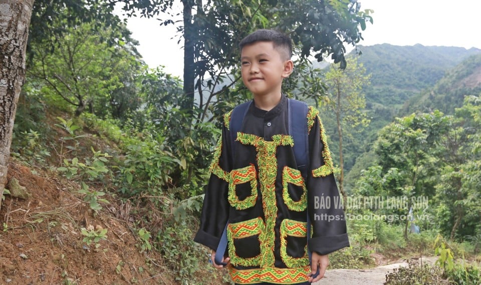 Thanh dalam perjalanan ke sekolah
