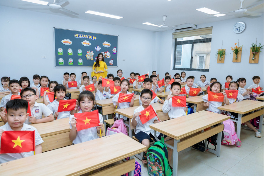 Rạng rỡ trong lớp học, cùng cờ Tổ quốc