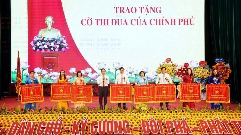 Předseda provinčního lidového výboru Cao Bang udělil emulační vlajky pokročilým modelům v emulačním hnutí.