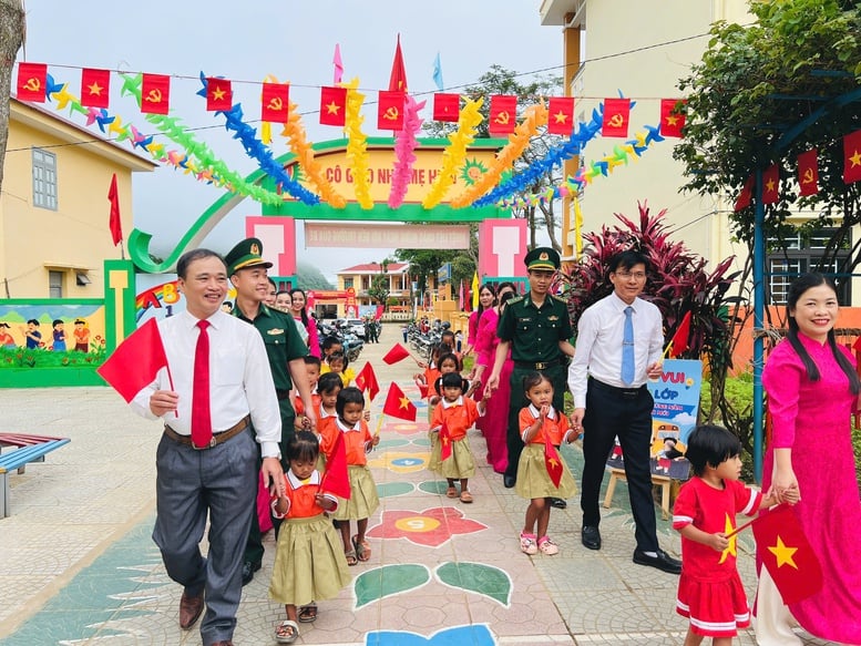 Lính biên phòng cõng các em nhỏ vượt suối đến trường trong Ngày khai giảng- Ảnh 11.
