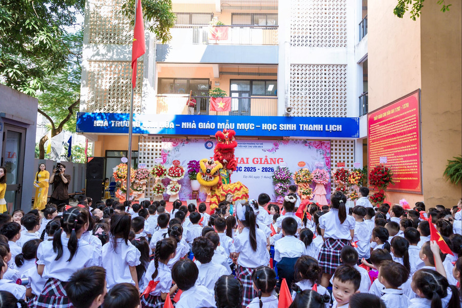 Học sinh Trường Tiểu học Chu Văn An A hân hoan trong tiết mục mừng lễ khai giảng năm học 2025–2026.