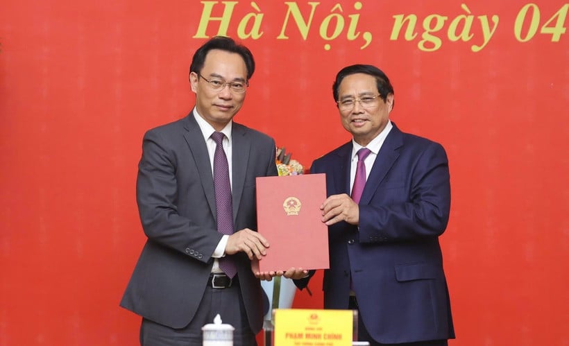 Thủ tướng Phạm Minh Chính trao Quyết định điều động, bổ nhiệm PGS, TS Hoàng Minh Sơn, Thứ trưởng Bộ Giáo dục và Đào tạo giữ chức Chủ tịch Hội đồng, Giám đốc Đại học Quốc gia Hà Nội. (Ảnhh: VNU)