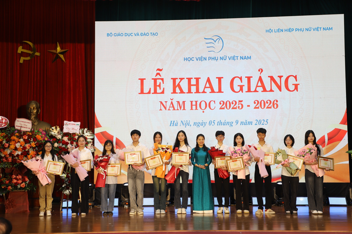 “Mong các sinh viên nữ mạnh mẽ, dám thách thức các định kiến giới để khẳng định mình”- Ảnh 3.