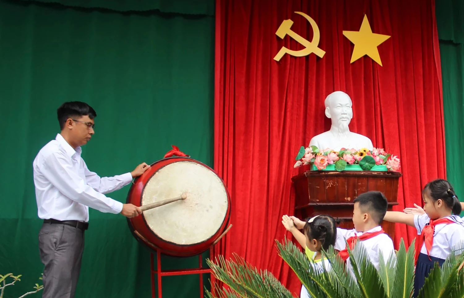 Tiếng trống trường khai giảng ở đảo Song Tử Tây.