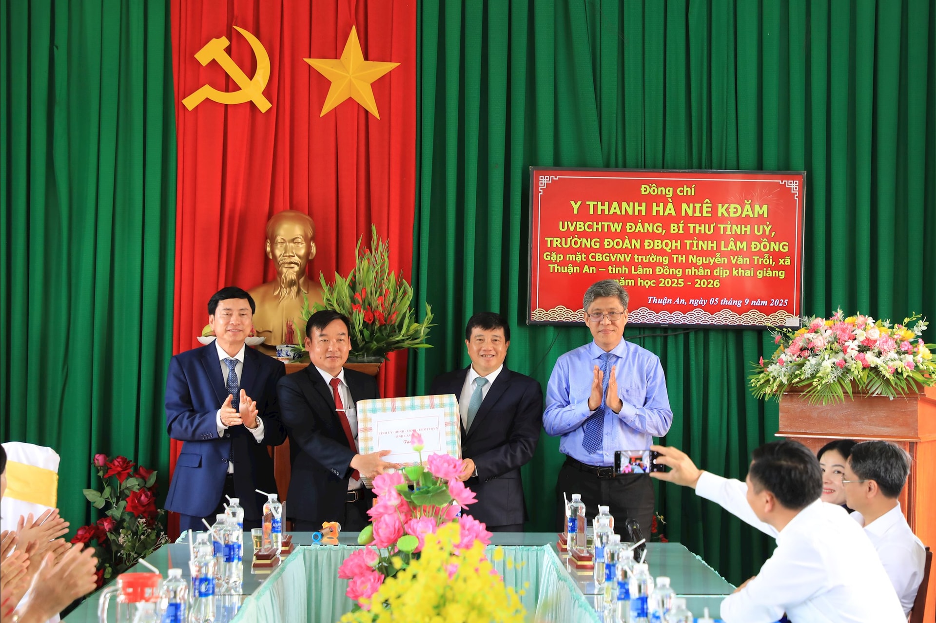 លេខាបក្សខេត្ត និងថ្នាក់ដឹកនាំខេត្ត ជូនអំណោយដល់សាលាបឋមសិក្សា Nguyen Van Troi