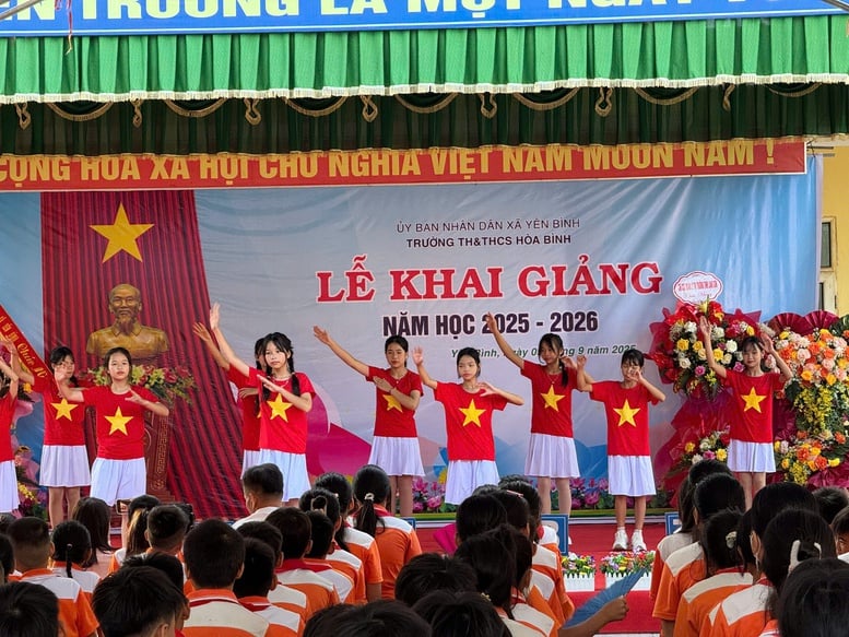 Không khí hân hoan khai giảng năm học mới lan tỏa khắp mọi miền Tổ quốc- Ảnh 21.