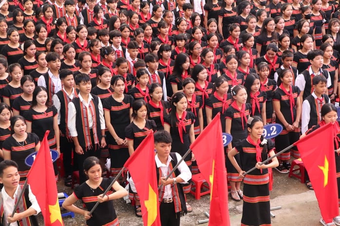 Quảng Trị: Xúc động hình ảnh Biên phòng cõng học sinh qua suối đến trường khai giảng năm học mới - Ảnh 16.