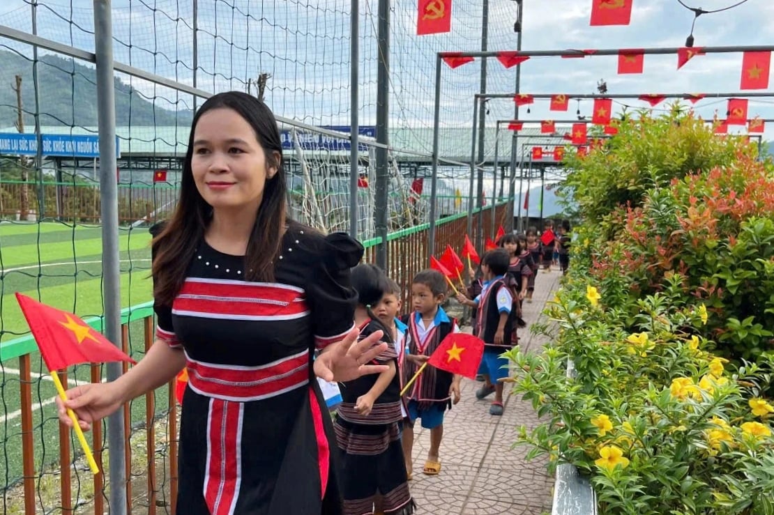 Khai giảng đặc biệt ở lưng chừng núi: 'Những ân tình không thể đong đếm' - Ảnh 3.