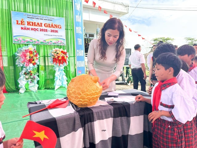 Trường vùng cao Quảng Ngãi phát động nuôi heo đất gây quỹ giúp học sinh mồ côi - Ảnh 2.