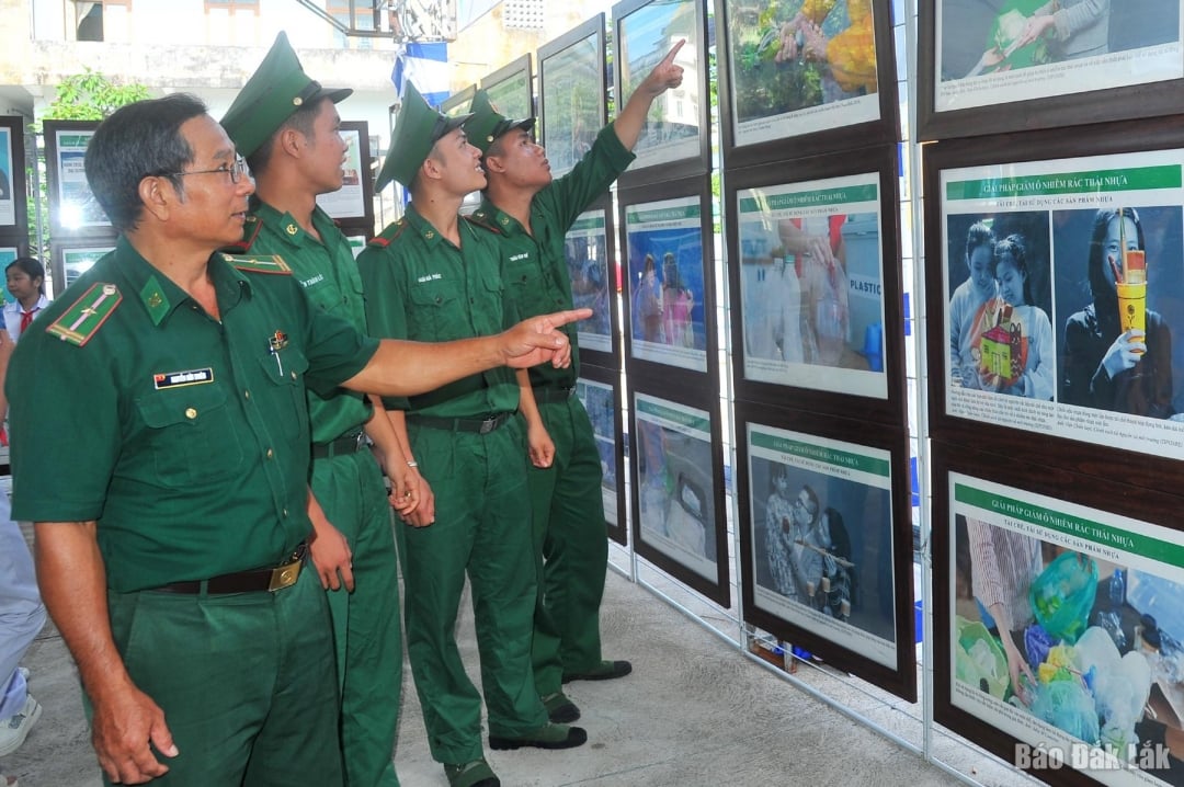 ឆ្មាំព្រំដែនមើលការតាំងពិព័រណ៍រូបភាព និងសម្ភារៈផ្សព្វផ្សាយស្តីពីការការពារ និងប្រយុទ្ធប្រឆាំងកាកសំណល់ប្លាស្ទិក។