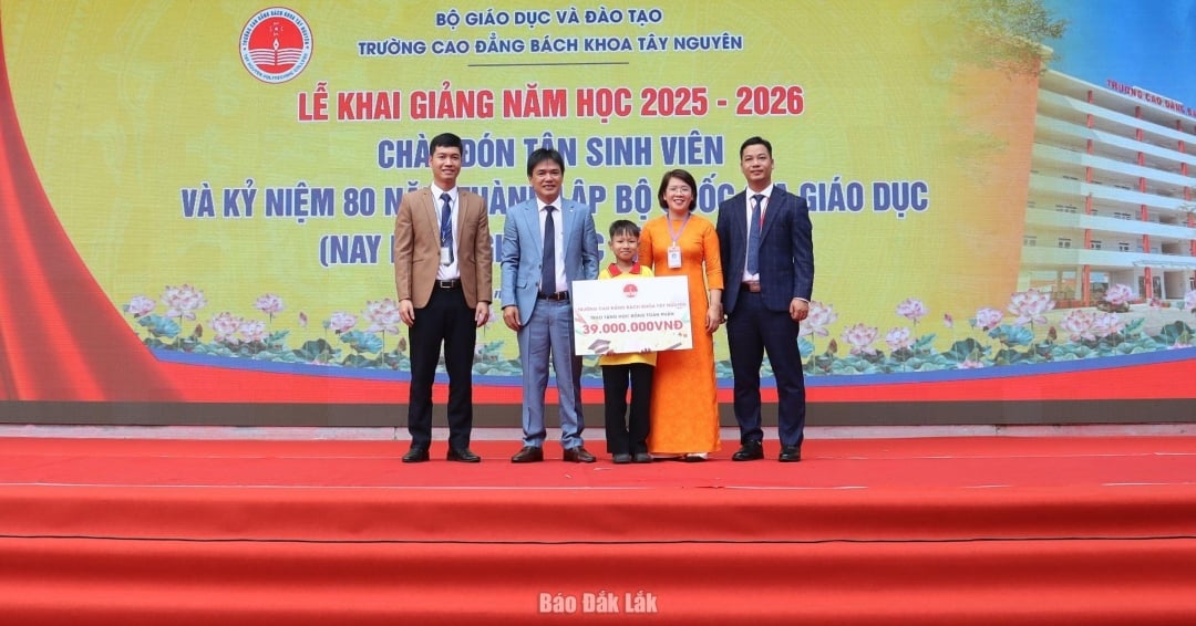 タイグエン工科大学の理事会は、新入生のグエン・ヴァン・ティエンに象徴的な奨学金支援証書を贈呈しました。
