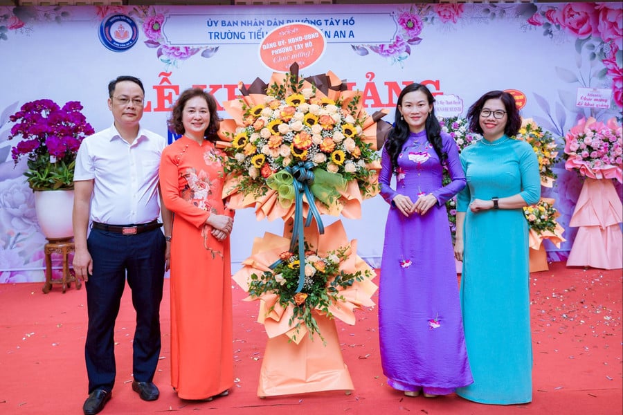 Bà Chử Phùng Lệ Giang – Trưởng phòng Văn hóa – Xã hội phường Tây Hồ và ông Nguyễn Hải Linh – Phó Trưởng phòng Kinh tế, Hạ tầng đô thị phường Tây Hồ chúc mừng nhà trường