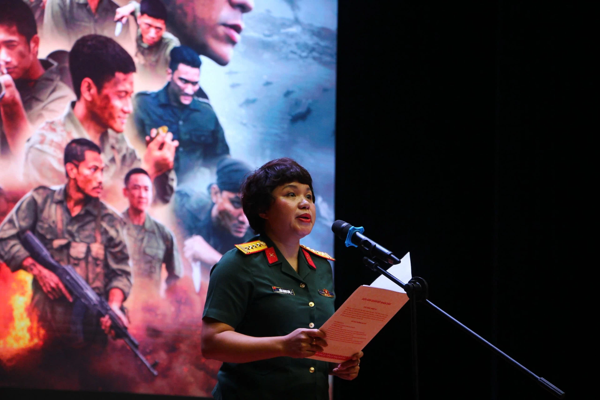 Plukovník Kieu Thanh Thuy, zástupce ředitele kina Lidové armády a produkční ředitel filmu „Rudý déšť“, promluvil před promítáním - Foto: H.N