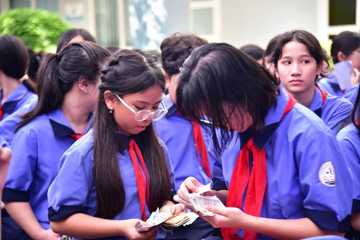 Sau lễ khai giảng 'không hoa', nhiều trường ở TP.HCM góp quỹ hỗ trợ đồng bào vùng lũ - Ảnh 2.