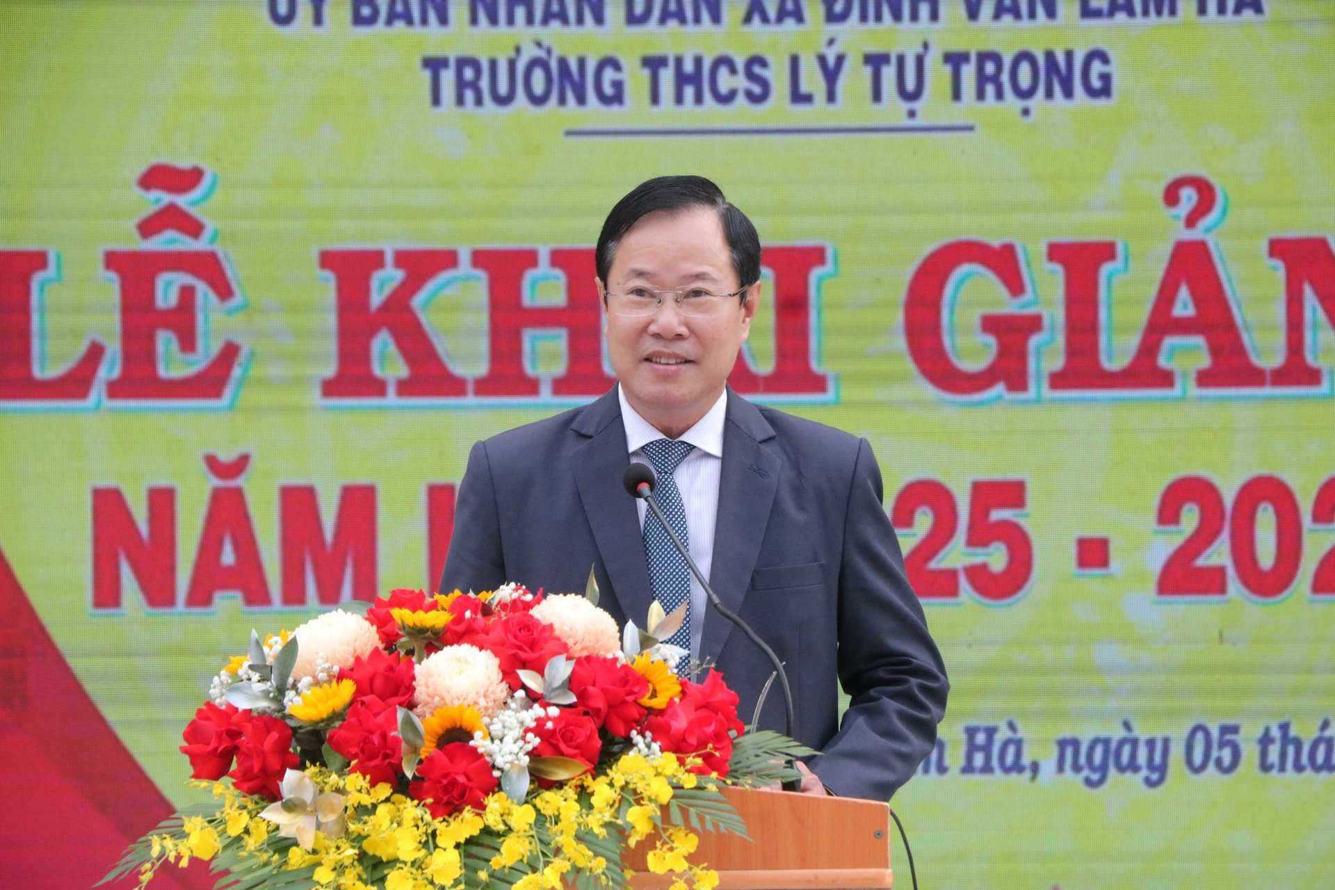 Đồng chí Phạm Triều, Uỷ viên Ban Thường vụ Tỉnh uỷ, Phó Chủ tịch Uỷ ban MTTQ Việt Nam tỉnh phát biểu tại lễ khai giảng