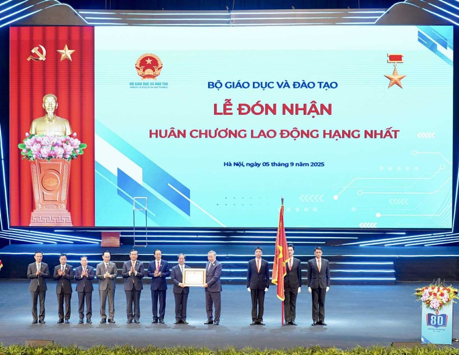 Tổng Bí thư Tô Lâm trao Huân chương Lao động hạng Nhất tặng Bộ GDĐT. Ảnh: Bộ GDĐT