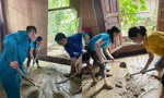 គ្រូ​បង្រៀន​នៅ​តំបន់ 'អូអេស៊ីស' កំពុង​មមាញឹក​សម្អាត​សាលា​របស់​ខ្លួន​បន្ទាប់​ពី​ទឹក​ជំនន់។