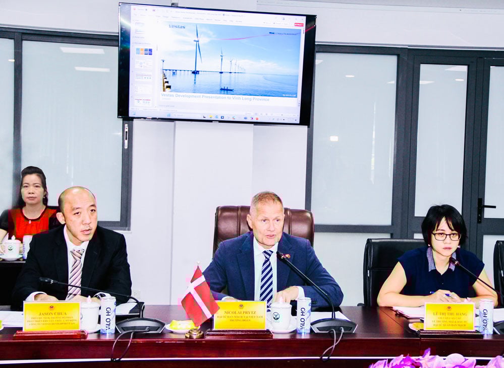 Dánský velvyslanec ve Vietnamu Nicolai Prytz a delegace na pracovním setkání s představiteli provincie Vinh Long.