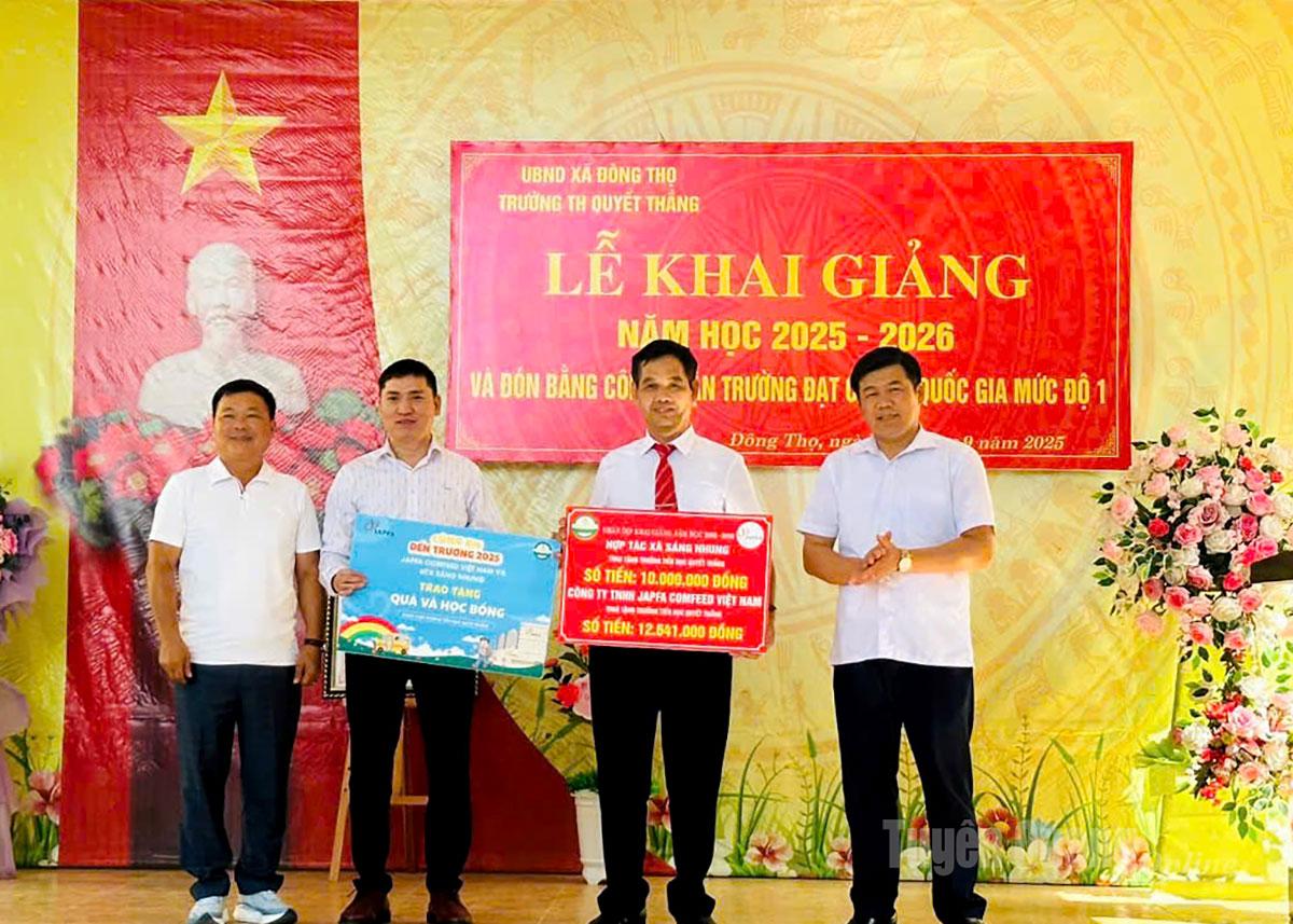 Perwakilan dari Koperasi Produksi dan Pengolahan Pangan Aman Sang Nhung dan unit terkait menyerahkan dukungan kepada Sekolah Menengah Quyet Thang, Komune Dong Tho.