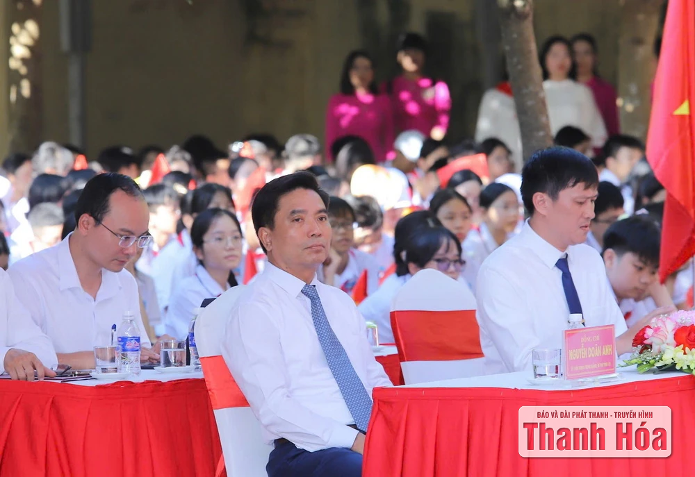 De secretaris van de provinciale partij Nguyen Doan Anh en de voorzitter van het provinciaal volkscomité Do Minh Tuan woonden de openingsceremonie van het schooljaar 2025-2026 op de Tran Mai Ninh middelbare school bij.
