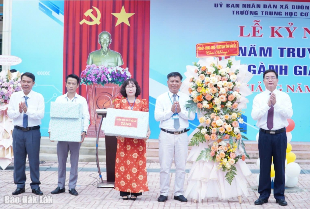 Bí thư Tỉnh ủy Nguyễn Đình Trung tặng hoa, quà chúc mừng nhà trường.