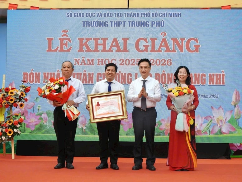 Không khí hân hoan khai giảng năm học mới lan tỏa khắp mọi miền Tổ quốc- Ảnh 7.