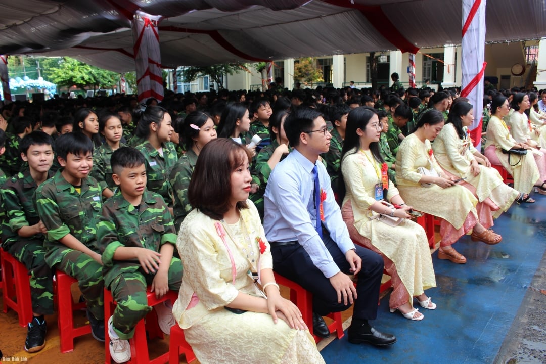 ទិដ្ឋភាព​លោកគ្រូ​អ្នកគ្រូ និង​សិស្សានុសិស្ស​ចូលរួម​ពិធី​សម្ពោធ​នៅ​ព្រឹក​ថ្ងៃ​ទី​៥ ខែកញ្ញា ។