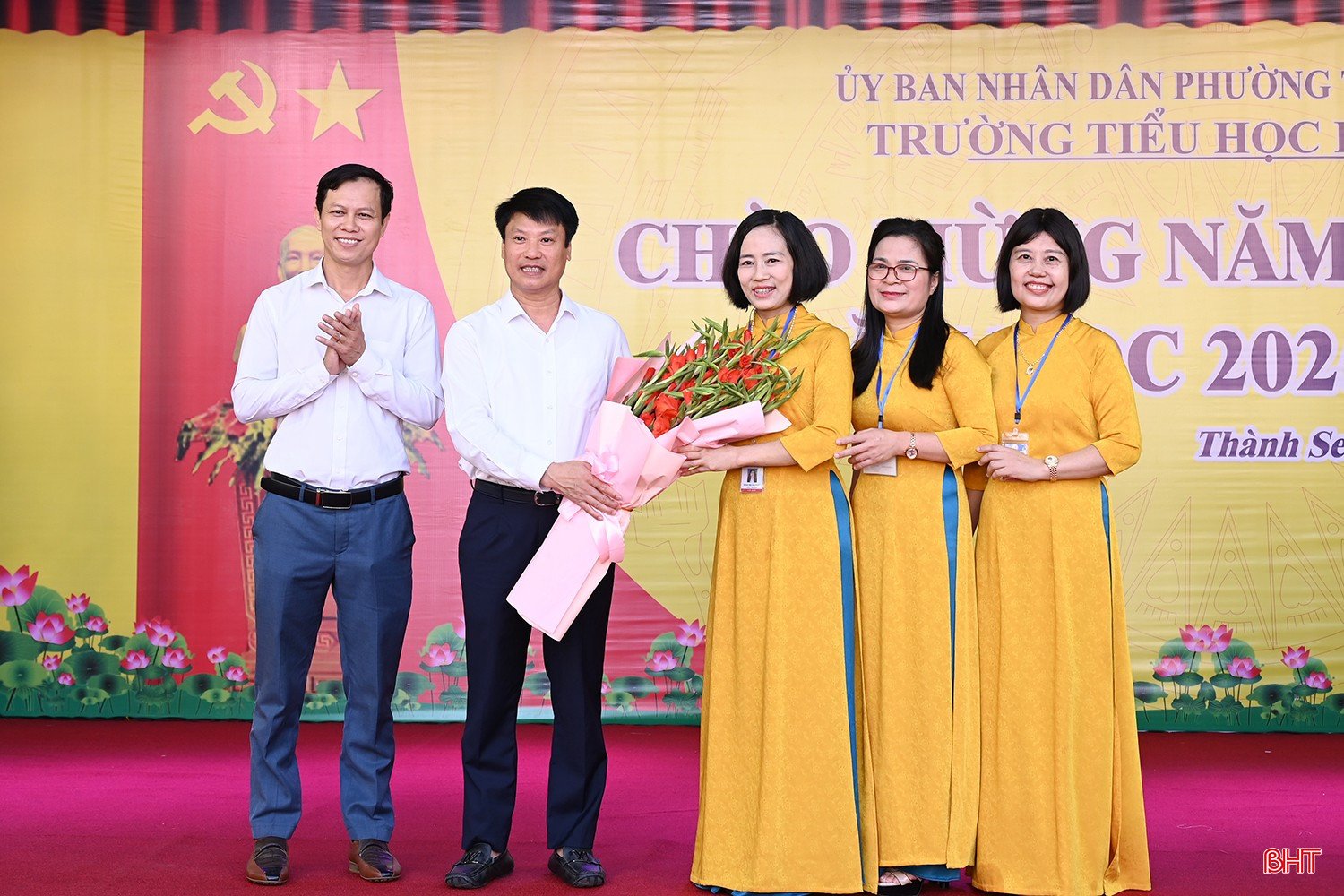 Dịp này, lãnh đạo phường Thành Sen cũng tặng hoa chúc mừng nhà trường.