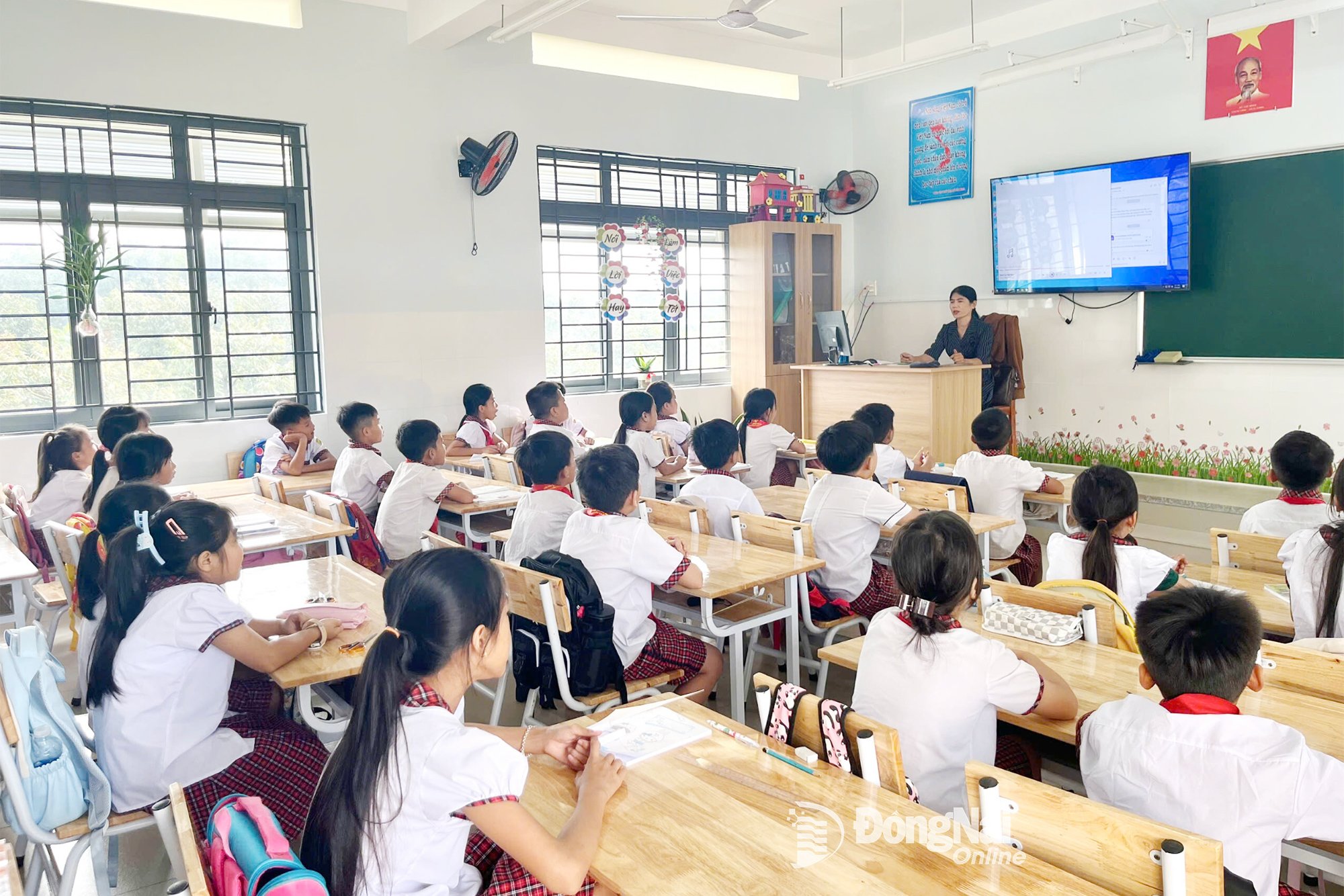 សិស្សសាលាបឋមសិក្សា Nguyen Ba Ngoc (ឃុំ Dak Lua) ក្នុងថ្នាក់ធំទូលាយ។ រូបថត៖ NTCC