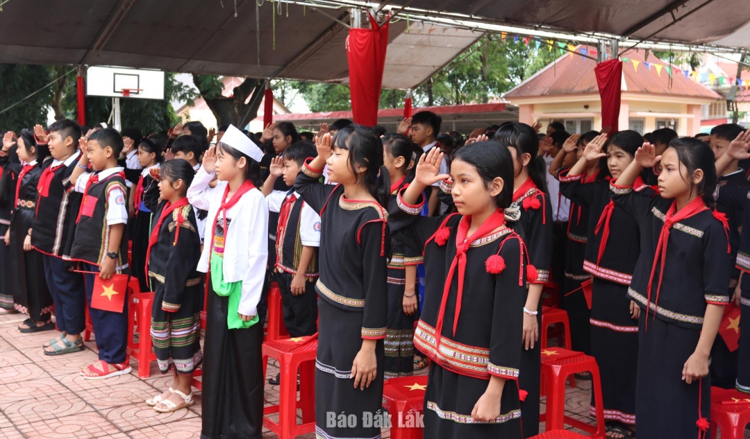 សិស្សានុសិស្សធ្វើពិធីគោរពទង់ជាតិ។