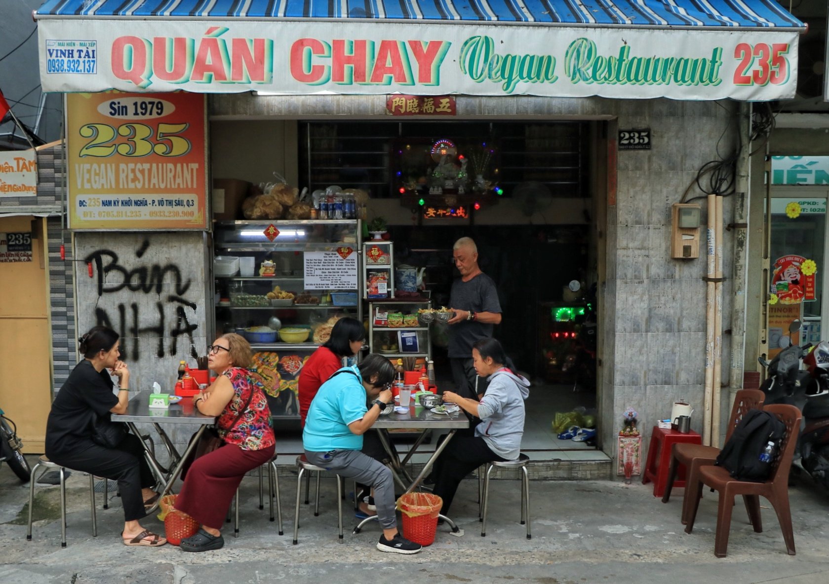 Quán chay gần chùa Vĩnh Nghiêm tồn tại gần nửa thế kỷ: Ông chủ... lạ đời- Ảnh 1.