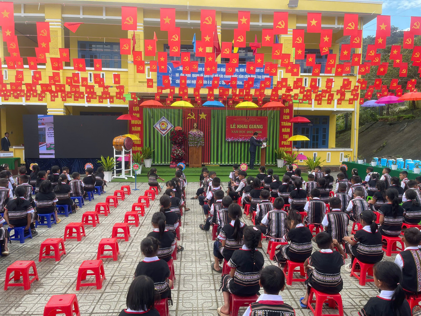 hinh-anh-le-khai-giang-o-diem-truong-mien-nui-dn.jpg