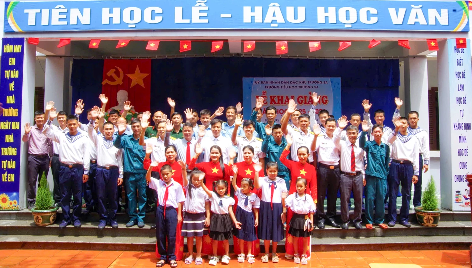 Cán bộ, chiến sĩ, nhân dân và các học sinh đảo Trường Sa chào đón năm học mới.