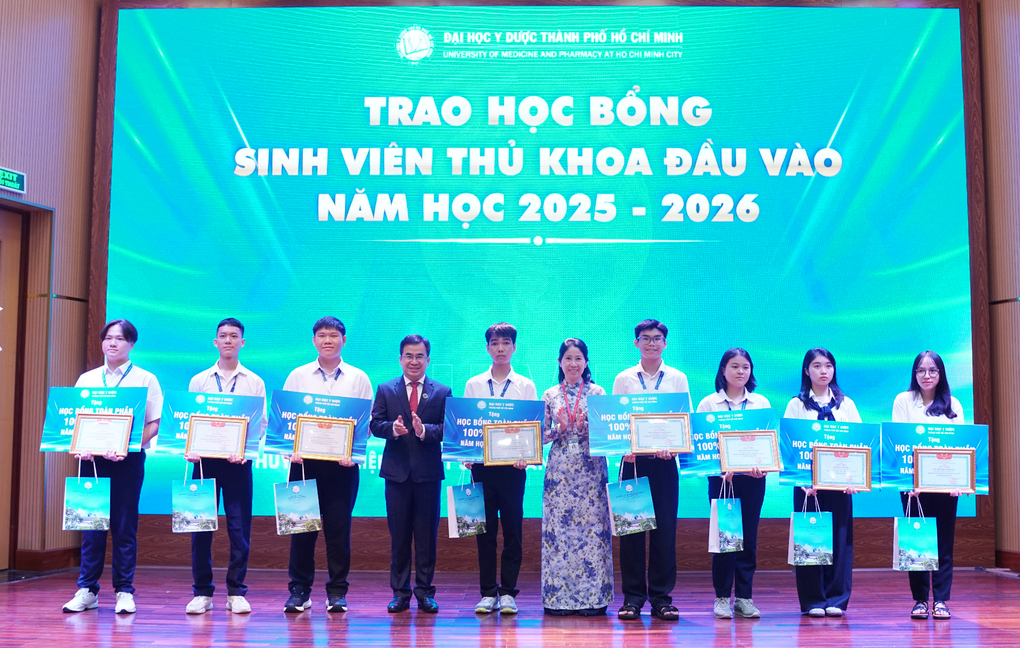 Các trường đại học, cao đẳng đồng loạt tổ chức khai giảng năm học mới - 2