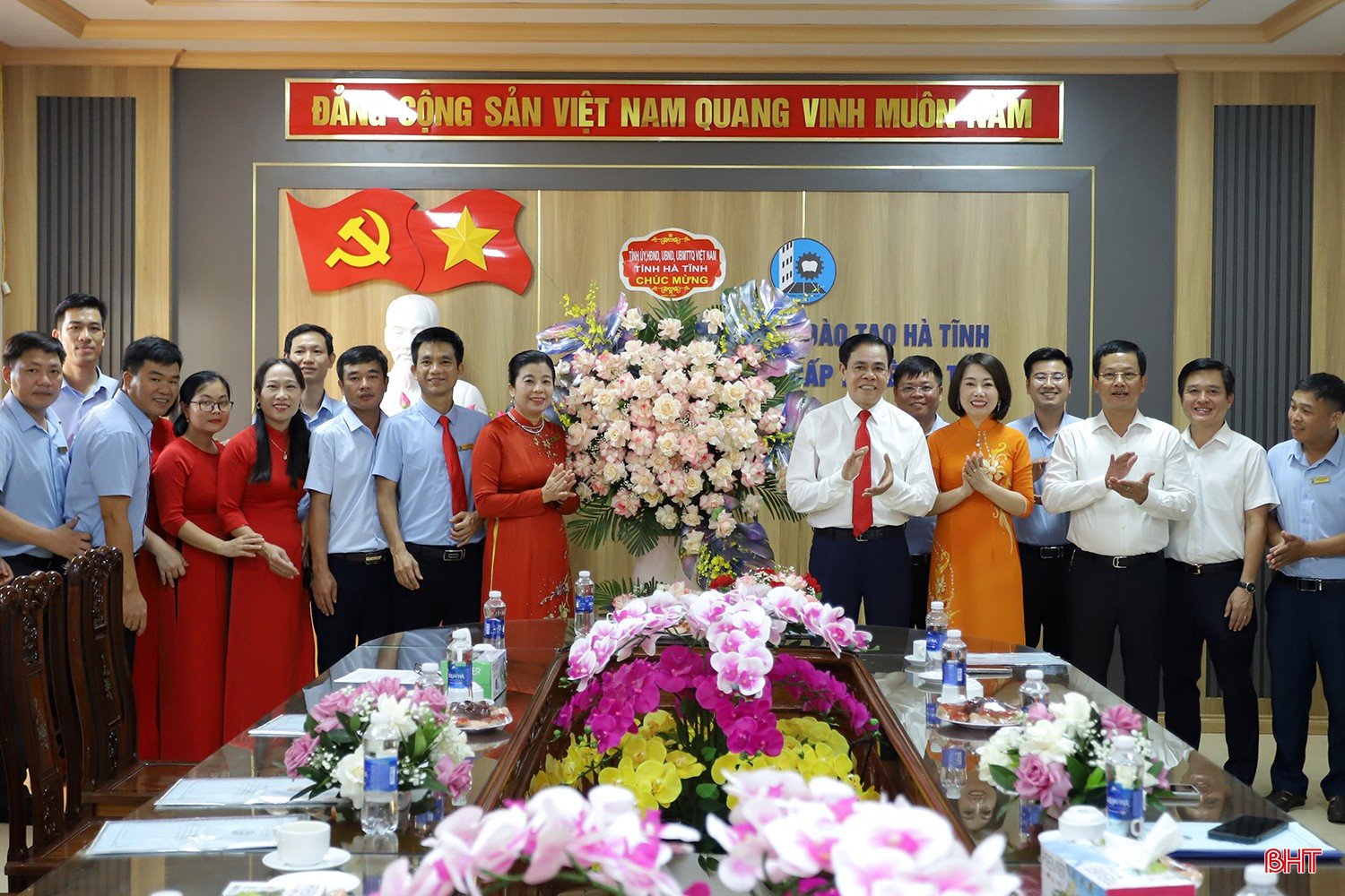 Chủ tịch UBND tỉnh Võ Trọng Hải và đoàn công tác tặng hoa, chúc mừng Trường Trung cấp nghề Hà Tĩnh.