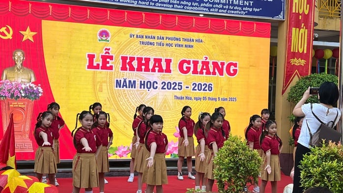 Quảng Trị: Xúc động hình ảnh Biên phòng cõng học sinh qua suối đến trường khai giảng năm học mới - Ảnh 23.