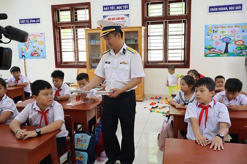 Rộn ràng lễ khai giảng ở Đặc khu Trường Sa
