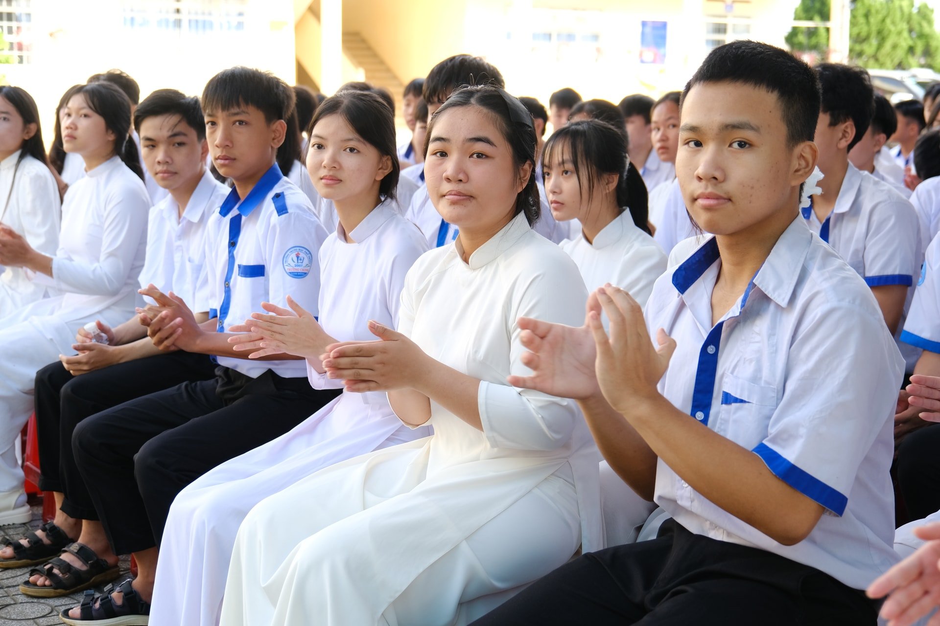 Đại biểu, thầy cô giáo và học sinh chăm chú theo dõi