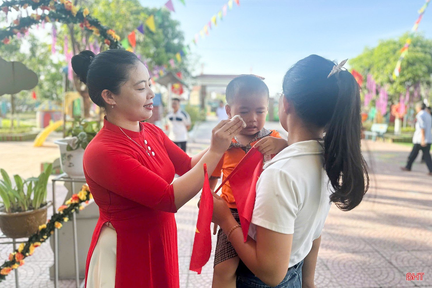 Một số em nhỏ vẫn bịn rịn trong vòng tay mẹ.