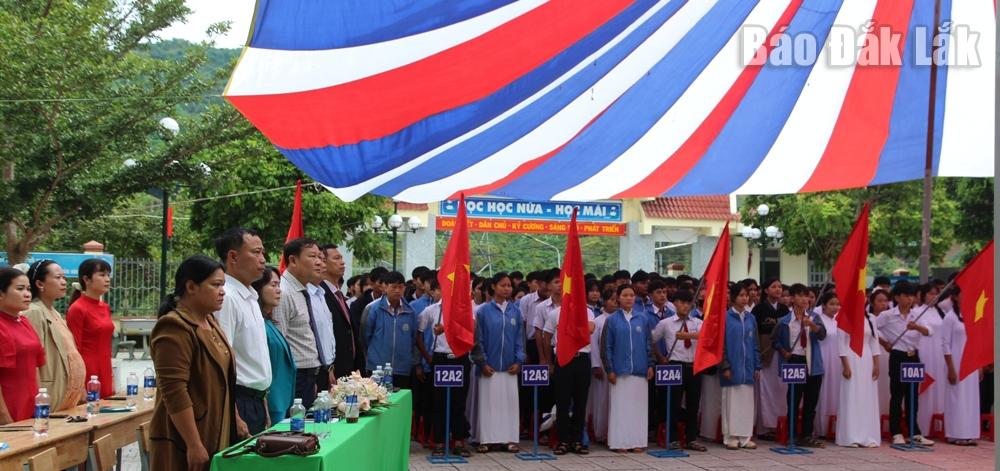 Các đại biểu và các em học sinh tham dự khai giảng năm học mới.