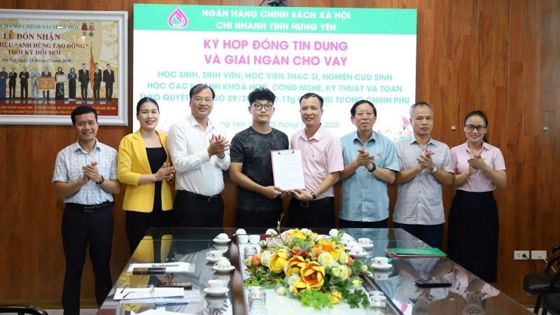 សាខាធនាគារគោលនយោបាយសង្គមខេត្ត Hung Yen បានចុះហត្ថលេខាលើកិច្ចសន្យាផ្តល់កម្ចីអនុគ្រោះសម្រាប់អ្នកទទួលផល យោងតាមសេចក្តីសម្រេចលេខ ២៩ របស់នាយករដ្ឋមន្ត្រី។
