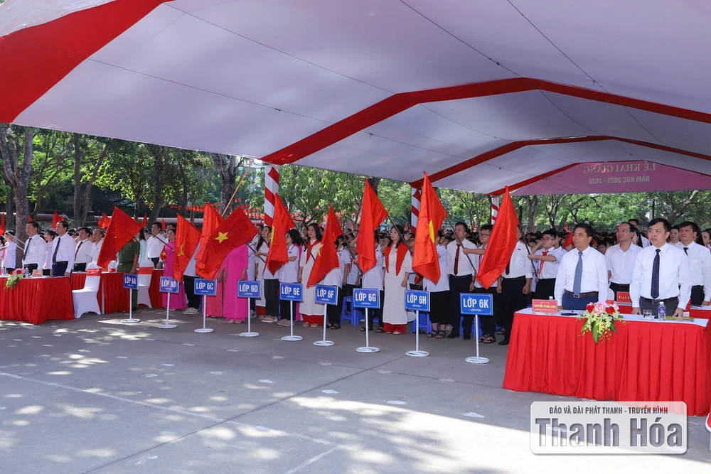 De secretaris van de provinciale partij Nguyen Doan Anh en de voorzitter van het provinciaal volkscomité Do Minh Tuan woonden de openingsceremonie van het schooljaar 2025-2026 op de Tran Mai Ninh middelbare school bij.