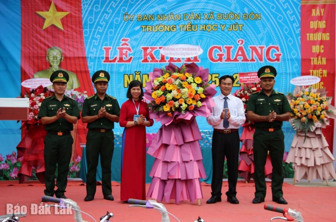 តំណាង​ប៉ុស្តិ៍​ការពារ​ព្រំដែន​ដែល​ឈរជើង​នៅ​តំបន់​នោះ​បាន​ជូន​ផ្កា​ដើម្បី​អបអរសាទរ​សាលា​ក្នុង​ឱកាស​នៃ​ពិធី​បើក​សម្ពោធ​។