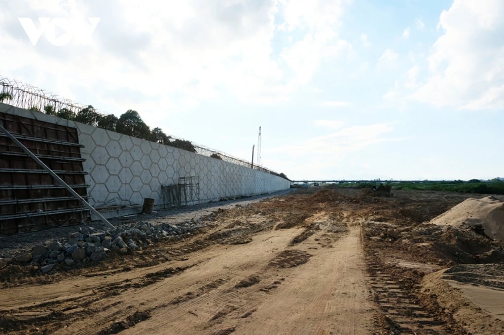 Das 12 km lange Projekt zwischen Sandseen und Schlepptau des Quan Bo aus dem Jahr Song Tra Kung wurde vor diesem Sommer abgeschlossen. 10071805.jpg