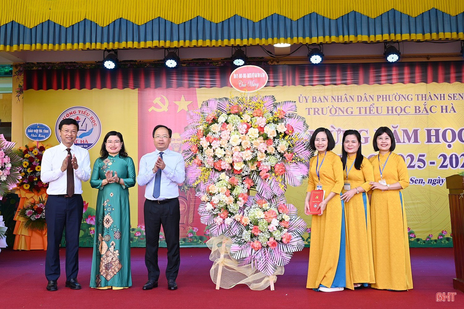 Bí thư Tỉnh ủy Nguyễn Duy Lâm và đoàn tặng hoa chúc mừng nhà trường.