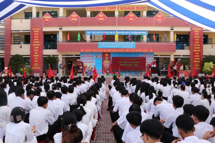 Quảng Trị: Xúc động hình ảnh Biên phòng cõng học sinh qua suối đến trường khai giảng năm học mới - Ảnh 12.