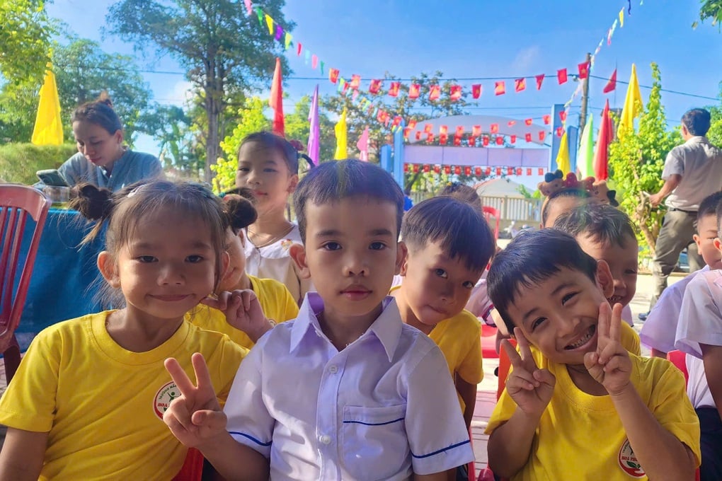 Chiến sĩ biên phòng lội suối vào bản, cõng học sinh đi khai giảng - 3