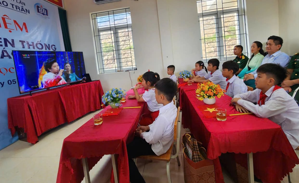 Khai giảng nơi ngôi trường chỉ có 8 học sinh giữa biển khơi- Ảnh 1.