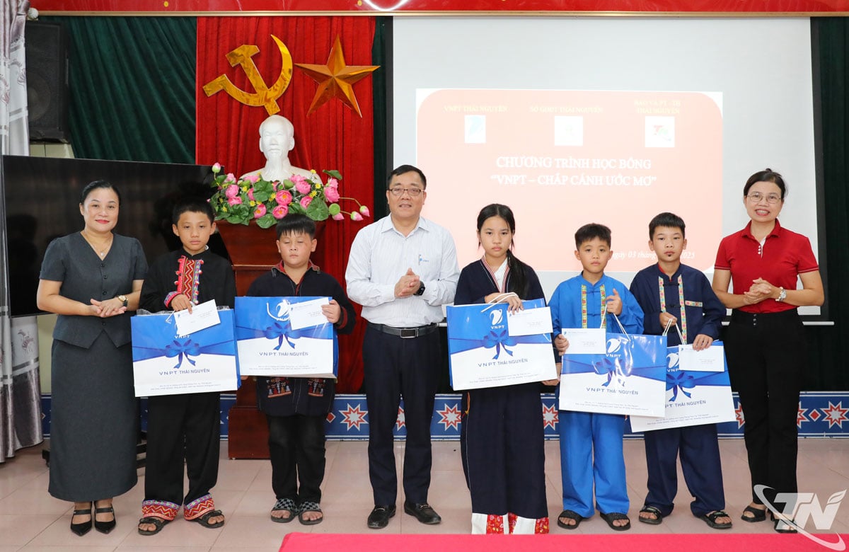 Các em học sinh có hoàn cảnh khó khăn của Trường Phổ thông dân tộc nội trú THCS Đại Từ, xã Đại Từ, nhận quà của VNPT Thái Nguyên.